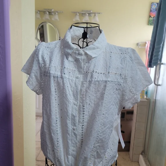 KIRIOUS boutique NWT Eyelet Top Blouse White Medium Crop - Picture 2 of 13
